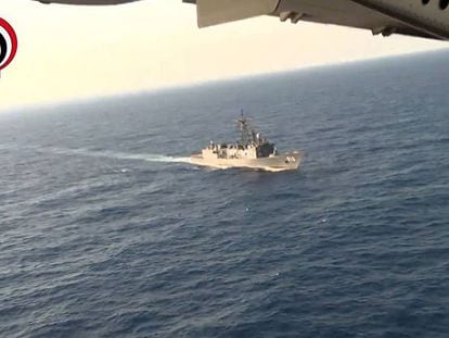 Un barco participa este viernes en las labores de búsqueda en el Mediterráneo del avión de EgyptAir.
