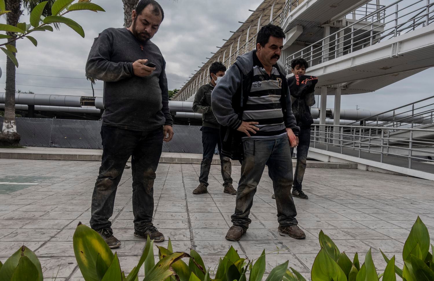 Un grupo de mexicanos que han sido detenidos intentando cruzar la frontera.