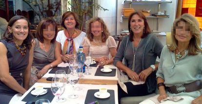 La notaria Blanca Entrena (de blanco en el centro), la expresidenta de Afal Blanca Clavijo, fallecida recientemente (izquierda) y la notaria Nuria López Mora (derecha).