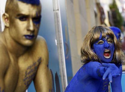 Una chica pintada de azul reparte publicidad ayer en el barrio de Chueca.