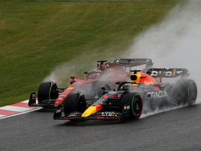 Verstappen y Leclerc pelean por la cabeza de la carrera en el GP de Japón este domingo.