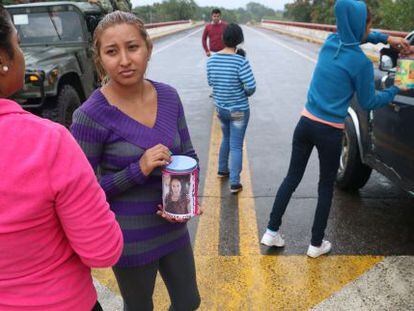 Familiares de los secuestrados piden dinero en la carretera.