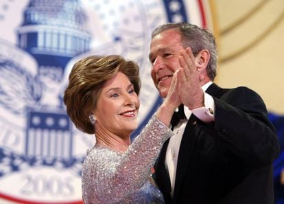 En 2005, Laura Bush lució un vestido de plata esbozado con cristales austriacos, firmado por Oscar de la Renta para el gran baile de la toma de posesión de la segunda legislatura de su esposo.