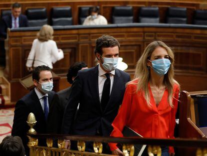 El presidente del Partido Popular, Pablo Casado, y la portavoz, Cayetana Álvarez de Toledo, llegan a la primera sesión de control al Gobierno en el Congreso de los Diputados tras el fin del estado de alarma, este miércoles.