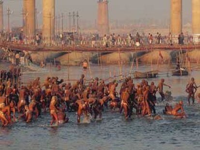 Fieles hindúes realizan sus rituales en la ciudad de Allahabad el pasado martes.