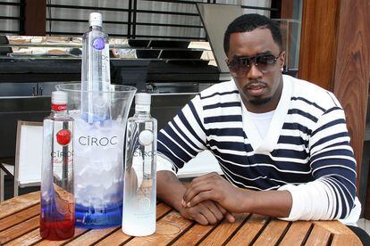 ¿Quién? Sean ‘P. Diddy’ Combs ¿Inversiones de éxito? El rapero de 51 años hace bastante tiempo que no necesita pensar ninguna rima nueva para ver cómo crece su mareante fortuna, cimentada sobre todo en su papel como productor ejecutivo de diferentes formatos televisivos y en dos bebidas espirituosas: el vodka Ciroc y el tequila DeLeon. Fortuna estimada: 740 millones de euros.