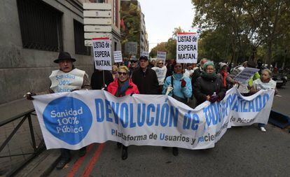 Manifestacion de la Marea Blanca madrileña frente al ministerio de Sanidad el domingo 17 de noviembre.