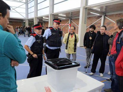 Dos mossos en un centre de votació l'1 d'octubre.