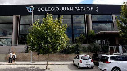 La fachada del colegio concertado Juan Pablo II de Alcorc&oacute;n (Madrid).