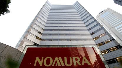 El logotipo de Nomura Securities en la oficina central de Otemachi de la compañía en Tokio.