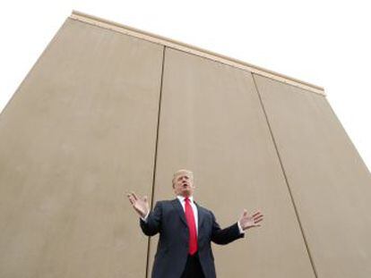 El presidente visita los prototipos de la valla fronteriza, ataca al gobernador de California y dice que el estado  está fuera de control 