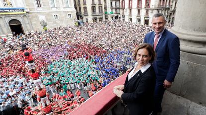 La alcaldesa de Barcelona, Ada Colau, con su homólogo de Kiev, Vitali Klitschko, durante la jornada castellera de la Mercè.