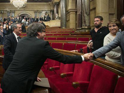 Puigdemont saluda Joan Coscubiela (Catalunya Sí que es Pot) al Parlament.