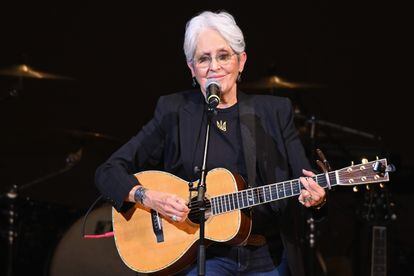 Joan Baez retired from touring in 2019. Since then she has only been on stage to play one or two songs at benefit concerts.  This photo belongs to the last one, last February 26 at Carnegie Hall in New York, for Tibet. 