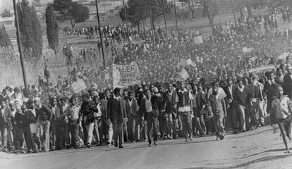 Miles de eestudiantes de raza negra se manifiestan en protesta por tener que usar el lenguaje afrikaans en la escuela, en Soweto, en agosto de 1976.