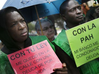 Varios afectados por los desahucios contaron sus historias en la parte final de la marcha silenciosa