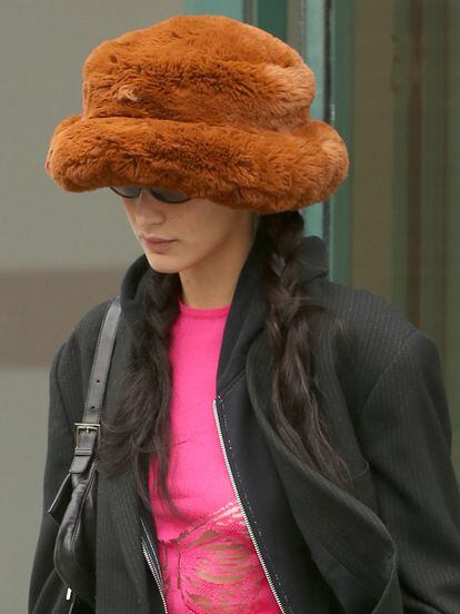 La reciente aparición de Bella Hadid ha terminado de confirmar la tendencia: los gorros de pelo de colores XXL son el complemento del invierno. La modelo paseó por Nueva York con un diseño de sombrerera inglesa Emma Brewin, la favorita de Dua Lipa, Rihanna o Miley Cyrus.
