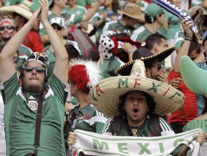 Aficionados mexicanos en el partido contra Brasil.