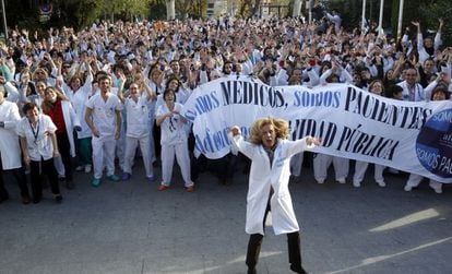 Los sanitarios del hospital 12 de Octubre durante el 'flashmob' con la música de Aretha Franklin