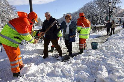 Unos operarios despejan de nieve un paseo de la capital burgalesa.