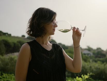Mireia Pujol-Busquets cata un vino.