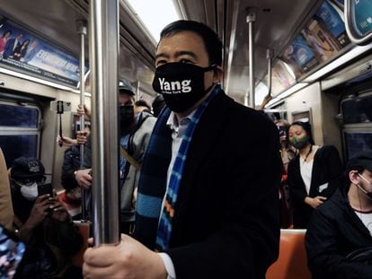 Andrew Yang, en el metro de Nueva York el pasado 5 de abril.