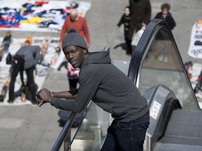 Seringe Abdou Diop, mantero senegalés, en Nervión, Sevilla.