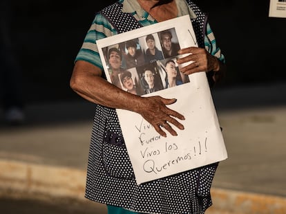 Una mujer sostiene un cartel con la imagen de los siete adolescentes secuestrados, en Zacatecas, el 26 de septiembre.