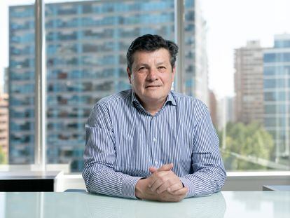 Ramón Cavieres en la oficina de Activa Research ubicada en la comuna de Las Condes, Santiago de Chile, el 24 de noviembre 2023.