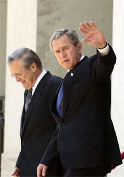 Bush saluda a su salida del Pentágono acompañado por Rumsfeld.