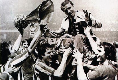 Trapattoni es cogido a hombros por sus jugadores del Juventus después de ganar la Copa de la UEFA al Athletic en San Mamés en el año 1977.