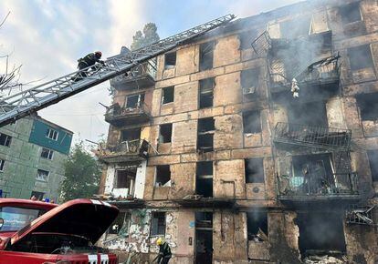 Ataque de los misiles rusos a un edificio residencial en la ciudad Krivói Rog (Ucrania), este martes. 