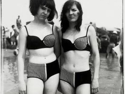 Imagen facilitada por Collection CMC de una fotografía de Diane Aubus titulada "Two girls in matching bathing sits. Coney Island, NY, 1967", una de las fotografías que se exponen en el Salón de la Photo de París.