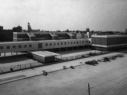 Fotografía del Colegio Alemán de Madrid publicada en la revista Arquitectura en noviembre de 1961.