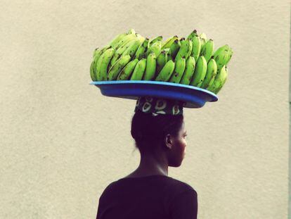 Una mujer en el mercado de Adzopé, en Costa de Marfil.