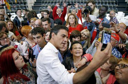 El líder del PSOE, Pedro Sánchez (c), se hace un selfi con varios simpatizantes al finalizar el acto central del PSC en Barcelona, con la intervención del primer secretario,