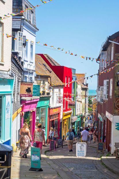 En 2022 esta región del sudeste británico celebrará su particular Landscape Festival. Una buena excusa para acercarse a los <a href="https://kentdowns.org.uk/" target="_blank">Kent Downs</a> y a la <a href="https://www.visitwales.com/destinations/south-wales/glamorgan-heritage-coast" target="_blank">Heritage Coast</a> (de Dover a Folkestone), paisajes que pretenden ser declarados patrimonio mundial. Sus dos principales localidades, Dover y Folkestone, se han regenerado completamente y sus acantilados blancos siguen siendo tan bellos como siempre. Esta tierra, que en siglos anteriores fue la primera línea de defensa de Inglaterra contra la invasión de Francia, colabora ahora con organizaciones del país galo que persiguen conjuntamente, desde ambos lados del Canal de la Mancha, dicho reconocimiento de la Unesco. De hecho, el condado de Kent espera convertirse en un destino de turismo sostenible gracias a los Kent Downs —aspirantes a geoparque mundial o reserva de la biosfera— y el estrecho de Dover, candidato a patrimonio mundial. Algo que se espera celebrar en el citado Landscape Festival 2022. El castillo de Dover, del siglo XII, y conocido históricamente como la Llave de Inglaterra; el Creative Quarter (casco antiguo) de Folkestone, repleto de artistas, elegantes restaurantes y divertidos bares; el Chalk and Channel Way, para ciclistas, o los armónicos paisajes del interior de Kent, genuinamente ingleses, son algunos de los encantos de esta región cargada de historia.