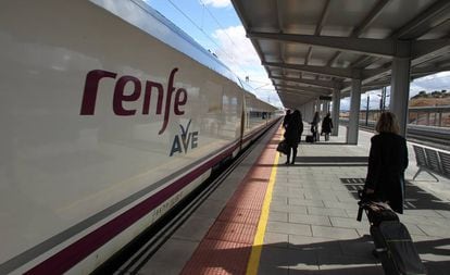 Varios pasajeros acceden a un tren de alta velocidad de Renfe.