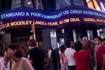 Un cartel luminoso en Times Square informa de la rebaja de la calificación de la deuda de EE UU por parte de S&P.