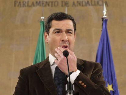 Juan Manuel Moreno Bonilla en el Parlamento andaluz. En vídeo, su comparecencia tras cerrar el acuerdo para su investidura.