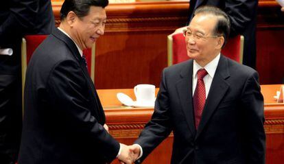 El actual primer ministro chino, Wen Jiabao (d), estrecha la mano del futuro presidente, Xi Jinping.