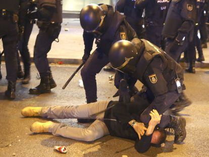 Disturbios en la Plaza de Col&oacute;n tras las marchas por la dignidad en marzo de 2014. 