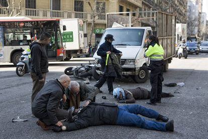 Choque mortal entre una furgoneta y una motocicleta en Barcelona, el pasado marzo.