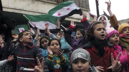 Un grupo de niños en una manifestación el jueves en Homs.