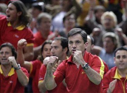 Emilio Sánchez Vicario celebra la victoria de España junto al equipo