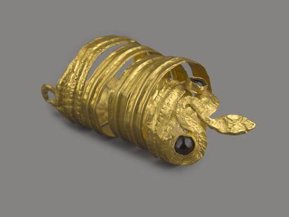 Anillo con forma de serpiente de oro del siglo III a.C.&nbsp;