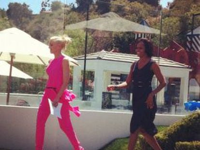 Gwen Stefani y Michelle Obama en el jardín de la mansión de la cantante.