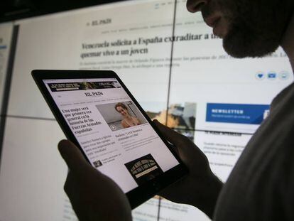 Un usuario consulta la página web del diario EL PAÍS en su tableta. 