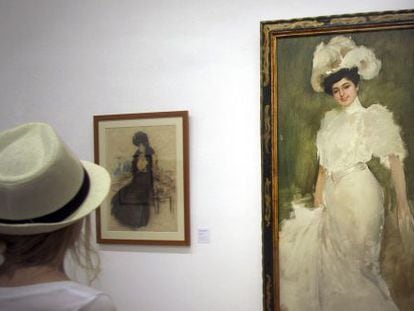 Una visitante contempla un lienzo de Ramon Casas de la colección de Pau Casals.