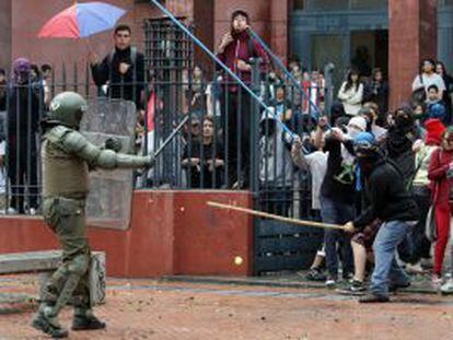 J&oacute;venes se enfrentan a carabineros, el pasado jueves, en una manifestaci&oacute;n estudiantiul en Santiago de Chile. EFE/Mario Ruiz
